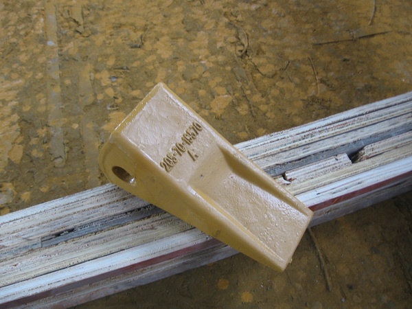 205-70-19570 TOOTH-standard Construction machinery parts